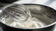 Ako ľahko vyšľahať šľahačku bez mixéra: trik so sklenenou uzatvárateľnou nádobou, ktorý vždy funguje