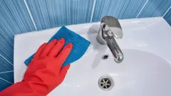 Každé sprchovanie je malý zločin proti vani: jeden zvyk, ktorý zabráni rastu baktérií