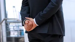 Ako často chodíte s rukami za chrbtom? Psychológovia vysvetľujú, čo to o vás prezrádza