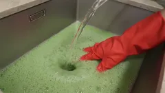 Sóda, ocot alebo piest? Kedy a ako vyčistiť upchatý odtok v domácnosti