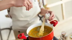 Ako spraviť akýkoľvek polievky chutným a voňavým za 30 sekúnd: trik šéfkuchára pre pohodlných