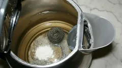 Ako efektívne odstrániť vodný kameň z rýchlovarnej kanvice prírodnou cestou