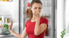 Chladnička bez zápachov: kam vysypať jednu lyžicu „záchrancu“, ktorý má každý dom