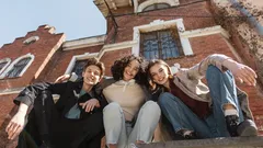 Sporenie, pôžičky a stres: čo ukazujú dáta o peniazoch mladých v roku 2025