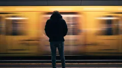 Pohľad do zeme počas chôdze: čo prezrádza o tvojej osobnosti – vysvetľujú psychológovia